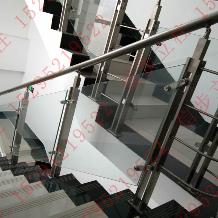 Las escaleras de los tres mejores hoteles de Dafeng Viena seleccionan productos de columnas de acero inoxidable para caminar.