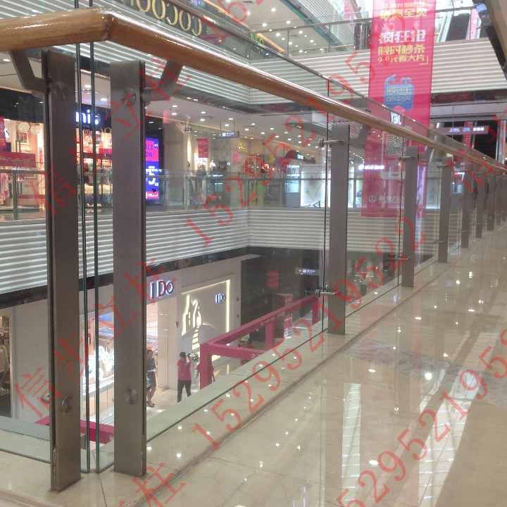 El proyecto de la plaza Changzhou Wanda selecciona columnas de barandilla de vidrio de acero inoxidable xinbu.