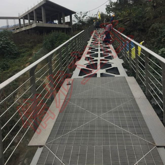 La columna de acero inoxidable del Puente Grande de 30 gruesos se aplica a las atracciones turísticas del Grupo langjiu.
