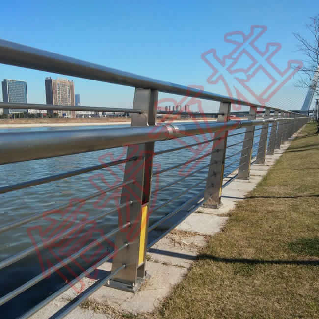 La columna del puente de acero inoxidable xinbu se aplica a la barandilla del Río del canal Tonglu en nantong.