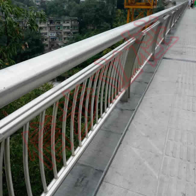La columna de acero inoxidable xinbu proporciona una garantía sólida para la barandilla del puente de doble línea del puente del Río Wujiang en fuling, chongqing.