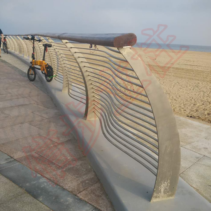 El poste de paseo proporciona una barandilla de acero inoxidable curvada para el parque costero de la Playa Dorada de Yantai