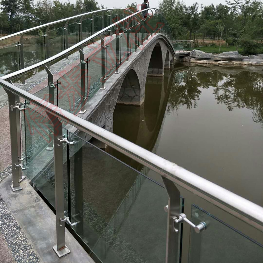 Las columnas de barandilla del puente del parque de humedales del oasis de Weifang Beichen seleccionan columnas de acero inoxidable de xinbu.