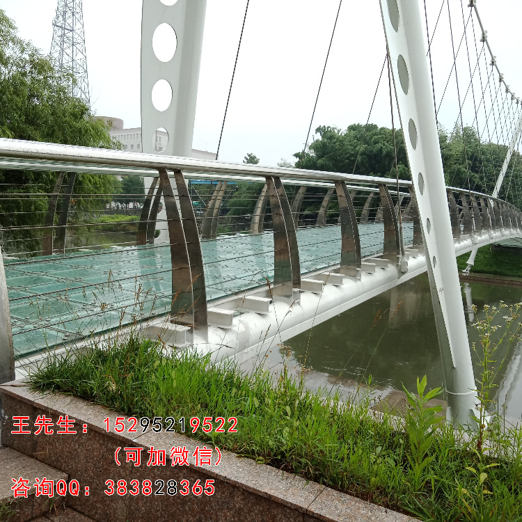 La columna del puente de acero inoxidable xinbu se utiliza en el puente de vidrio de la escuela secundaria afiliada a taizhou.