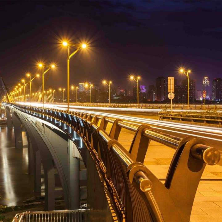 La columna del puente de acero inoxidable xinbu se utiliza en el puente de Luzhou durante diez años sin óxido, con excelente calidad.