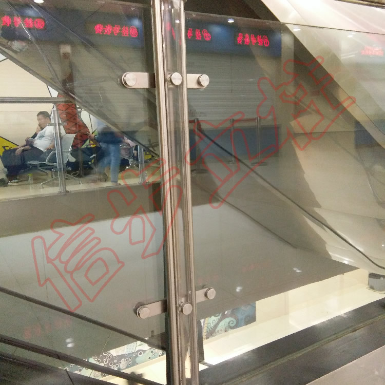 La columna de acero inoxidable xinbu proporciona una mayor seguridad para la barandilla del edificio ambulatorio materno - infantil de nanjing.