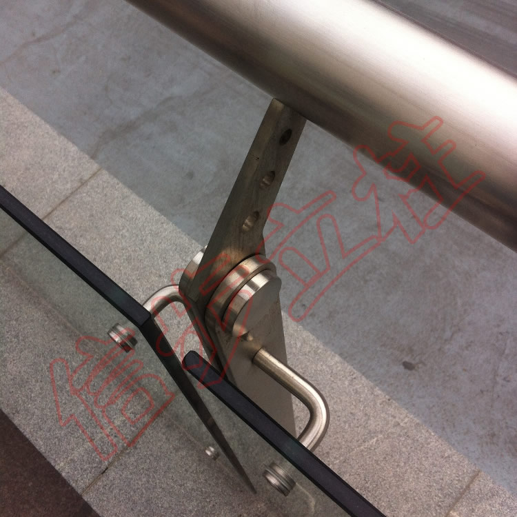 Las columnas de vidrio de acero inoxidable de xinbu proporcionan más seguridad para el estacionamiento de la Plaza wanda.