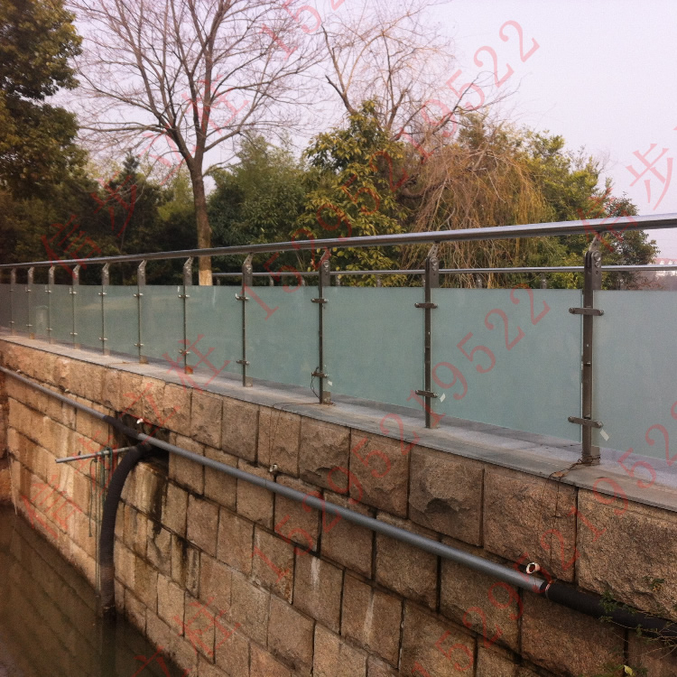 El puente del Río del parque Popular de Taizhou selecciona columnas de vidrio de acero inoxidable para caminar.